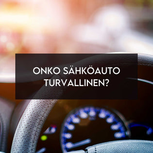  Perhe lataamassa sähköautoa