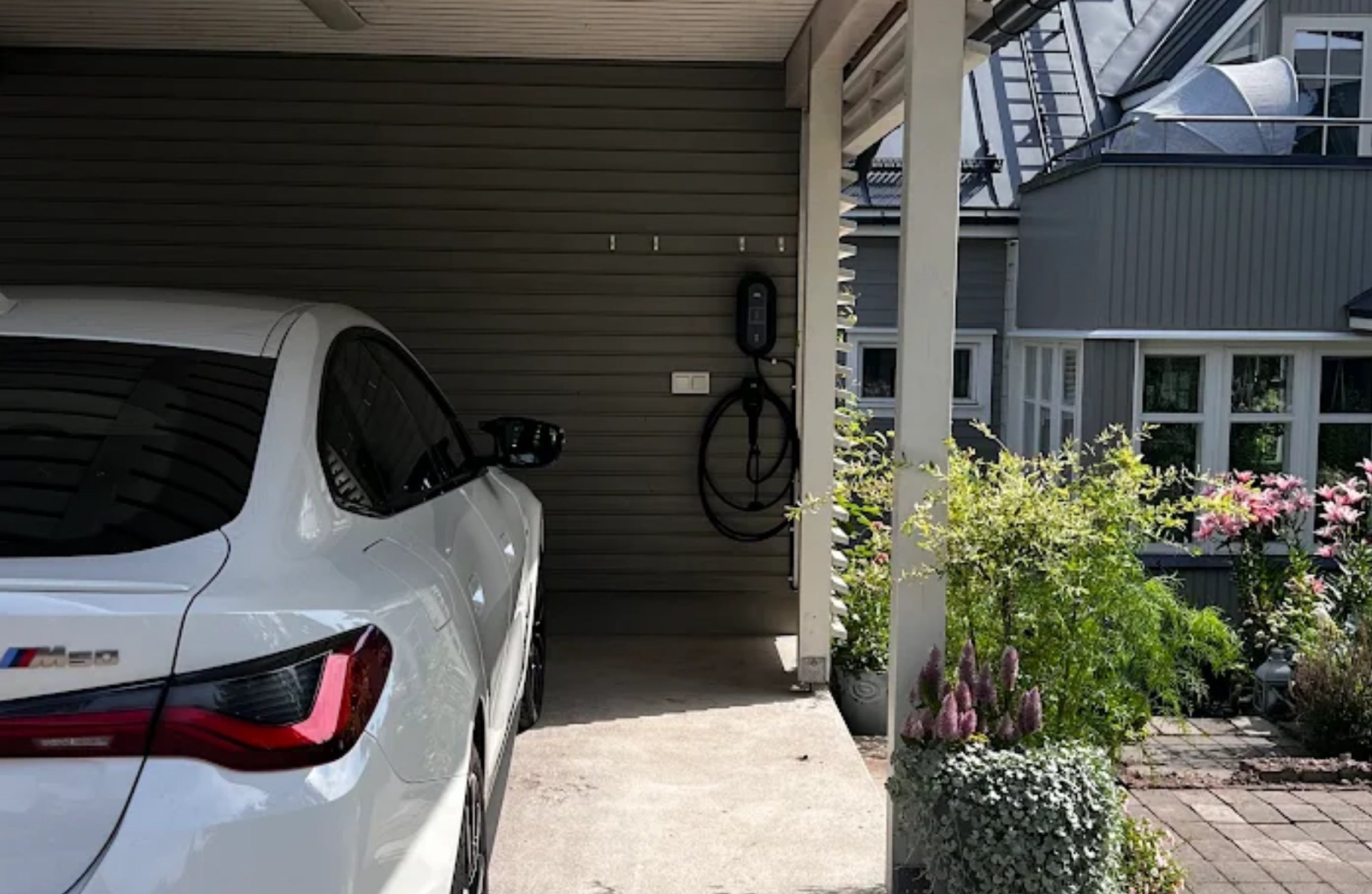 DEFA Power sähköauton latausasema seinäasennettuna