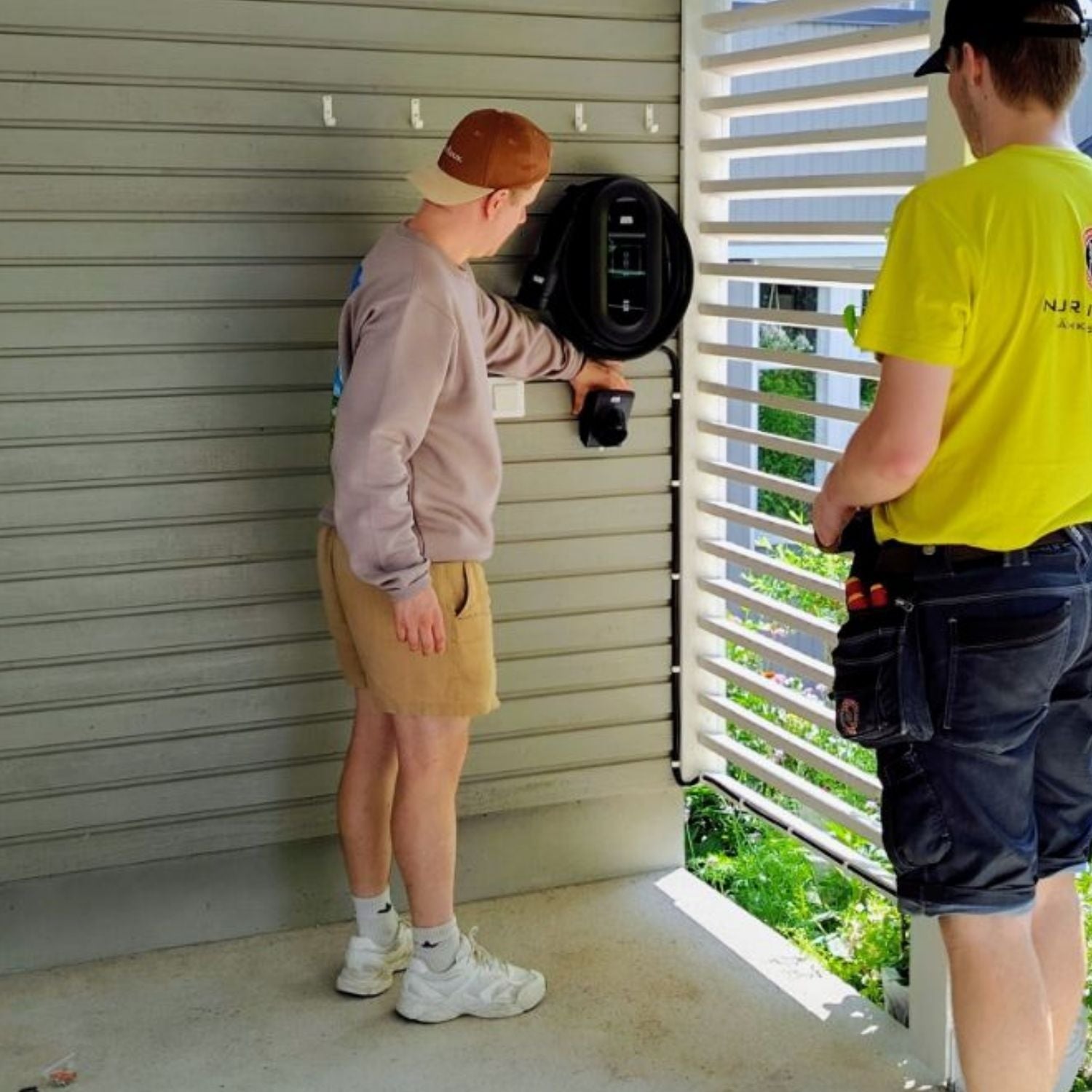 Latausaseman kaapeliteline asennus