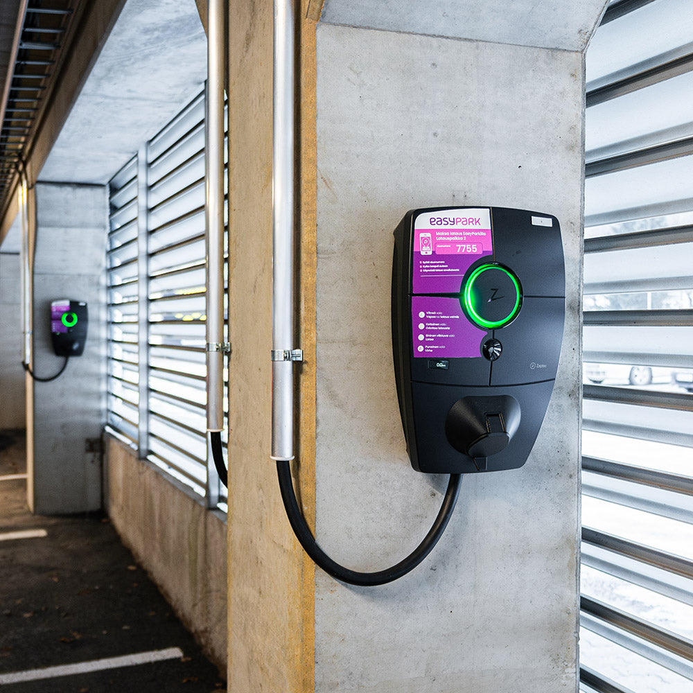 Sähköauton latausasema kauppakeskukseen